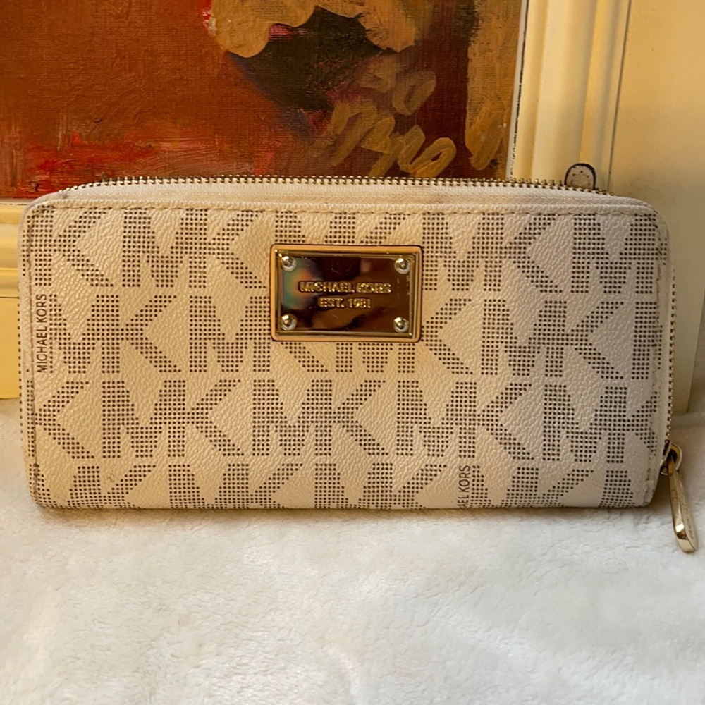 Michael Kors wallet. Lowest I can go. If you want it…get it tonight.  Final drop